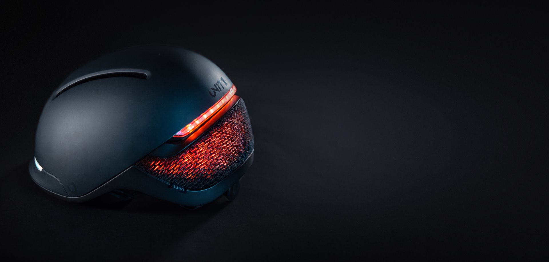 The UNIT 1 Helmet Walkietalkie & HiFi Audio